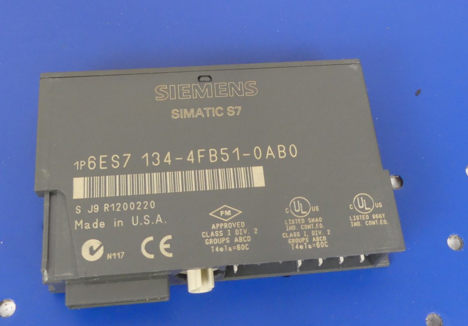 SIEMENS 6ES7 134-4FB51-0AB0 Beschadgit