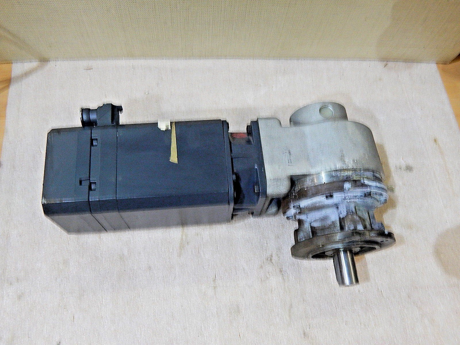 Siemens  Brushless-Servomotor 1FT6061-6AC79-3CE9-Z +Heynau getriebe SKP 6 i=20 