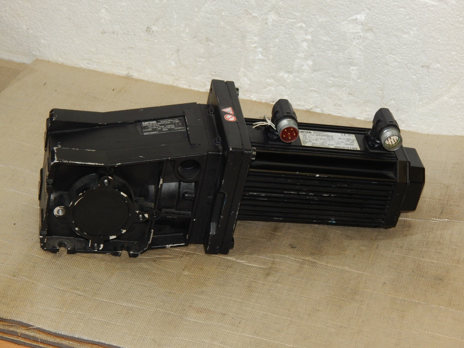  Lenze MDSKSBS056-23 Servomotor + Getriebe GKR04-2S VBR 056C23