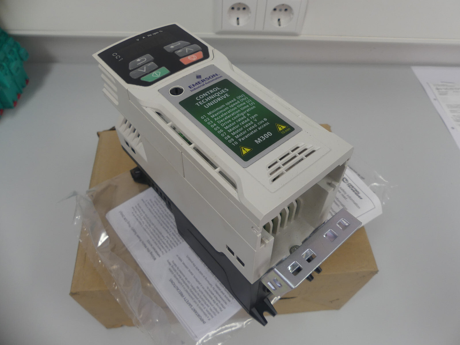 Emerson Unidrive 1,5 KW  M300-024 00042 A101 00 AB100