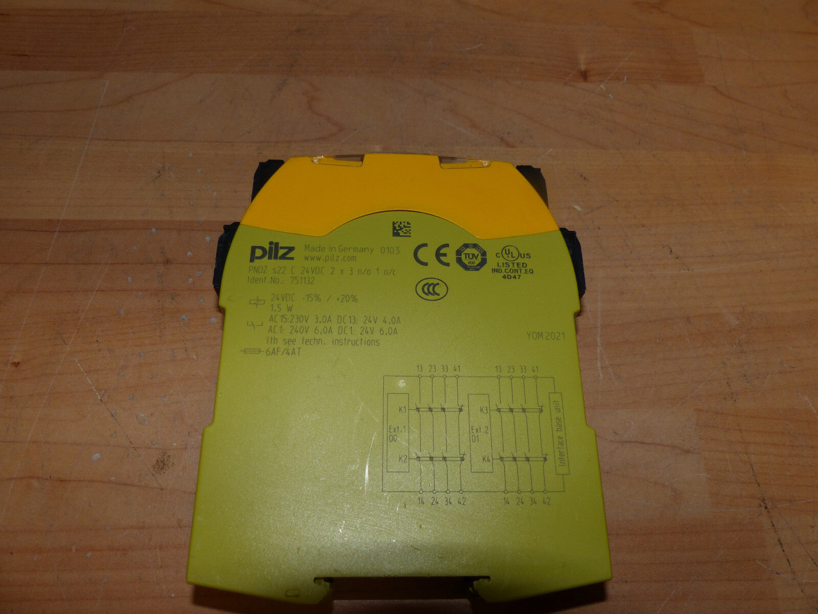 Pilz PNOZ s22 c 24VDC 2x3 n/o 1 n/c  ident.no:751132 s.Bilder