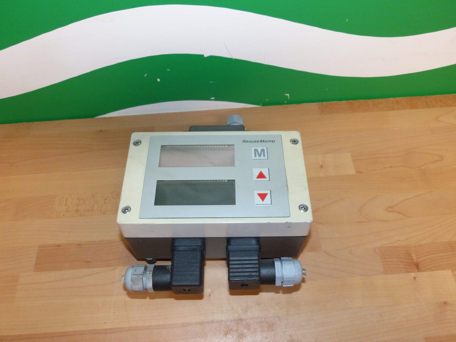 Krauss Maffei  UAD3/420/420/rot/rot Barksdale control products 04/12s .Bilder