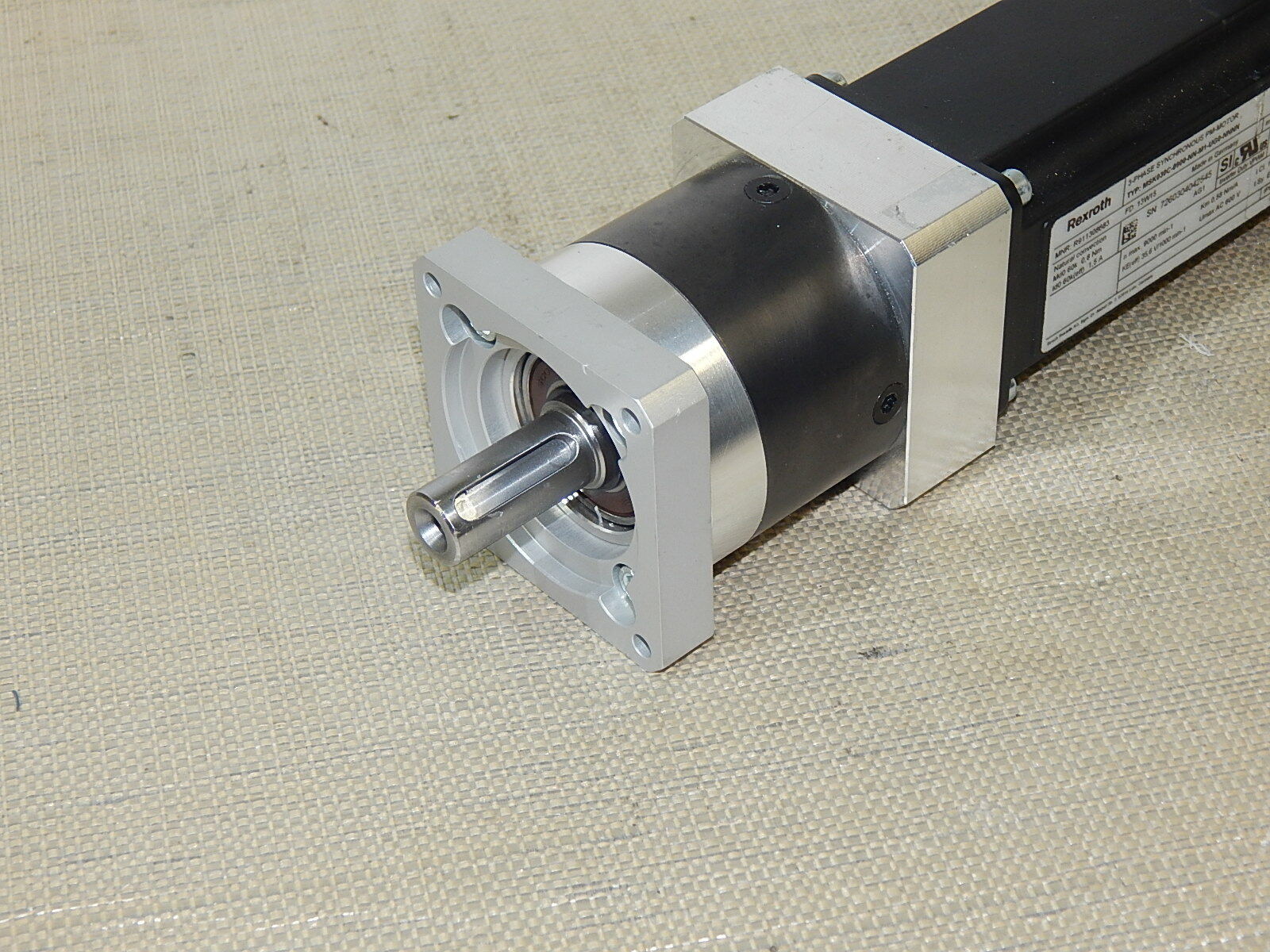 Rexroth MSK030C-0900-NN-M1-UG0-NNNN + Neugart PLE60 i=8  used