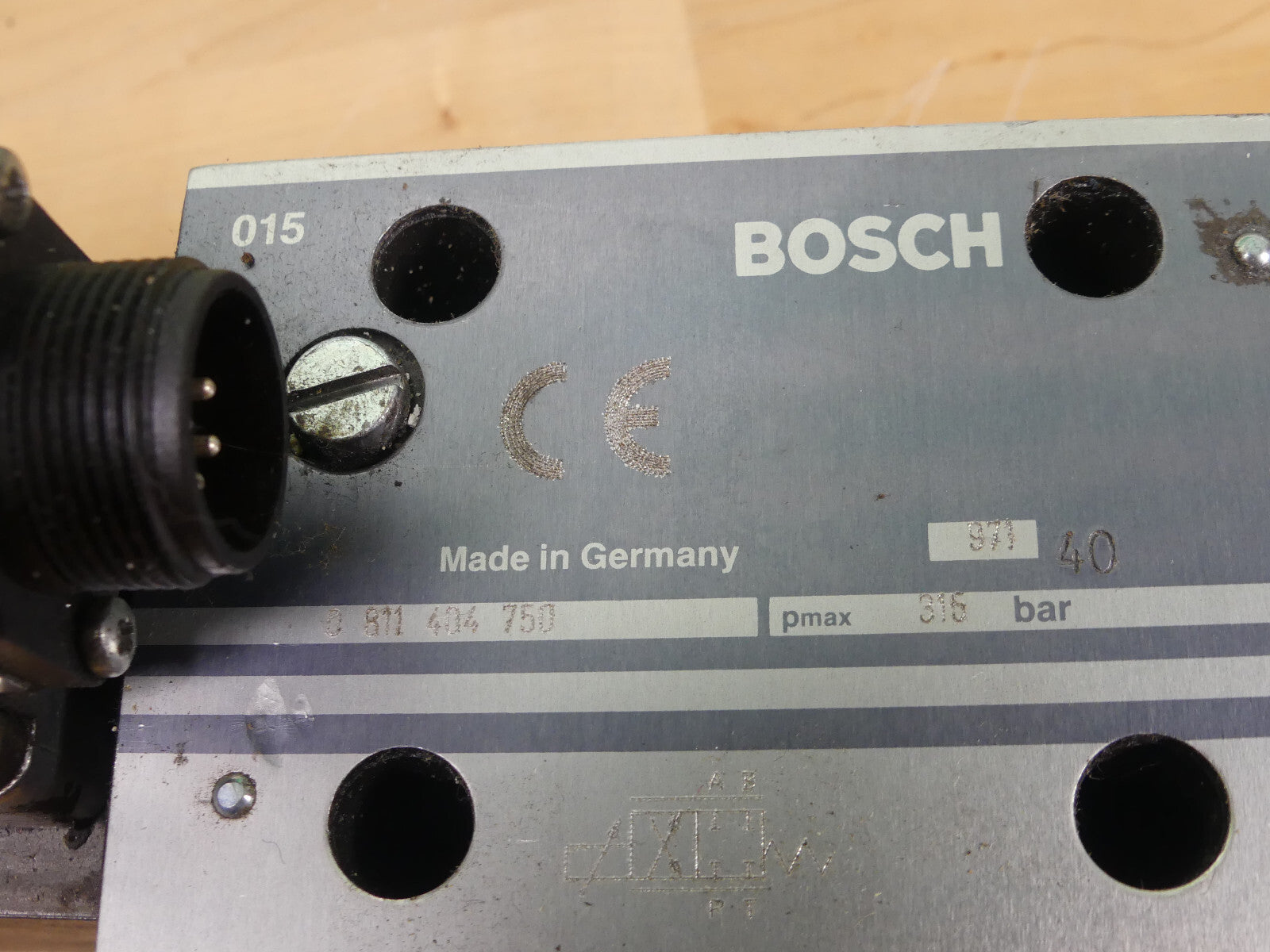 BOSCH Prop. Wegeventil  0 811 404 750  S.Bilder abdeckung beschödigt