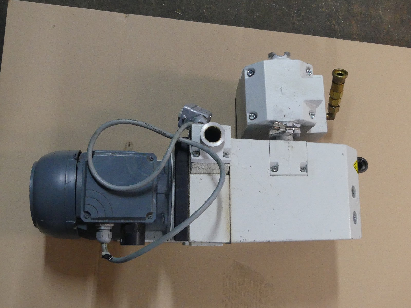 LEYBOLD VACUUM PUMP D25B + AR16-25