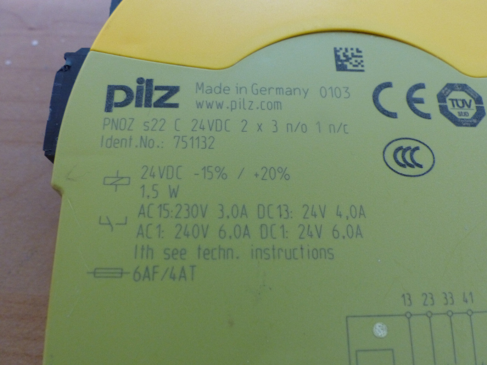 Pilz PNOZ s22 c 24VDC 2x3 n/o 1 n/c  ident.no:751132 s.Bilder