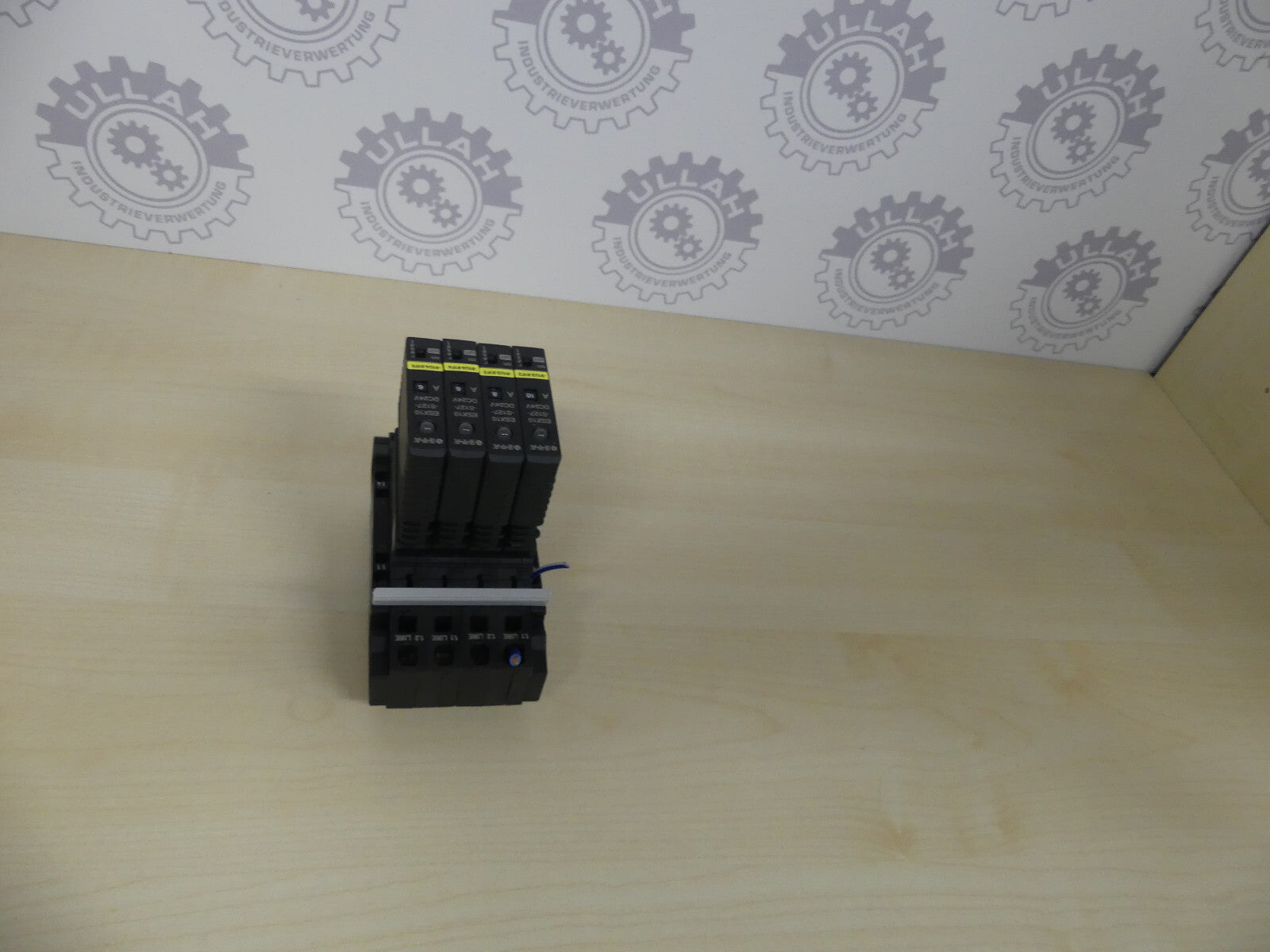 4 x E-T-A ESX10-S127-DC24V-1A-10A