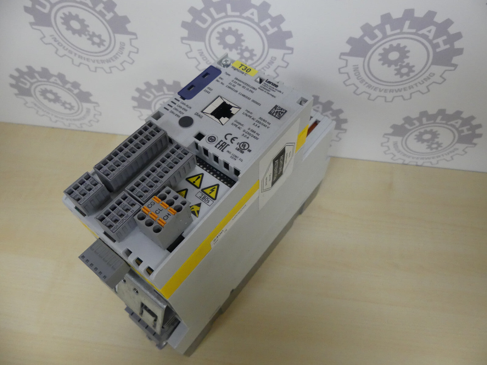 Lenze 8400 HighLine C E84AVHCE5512SB0 Umrichter