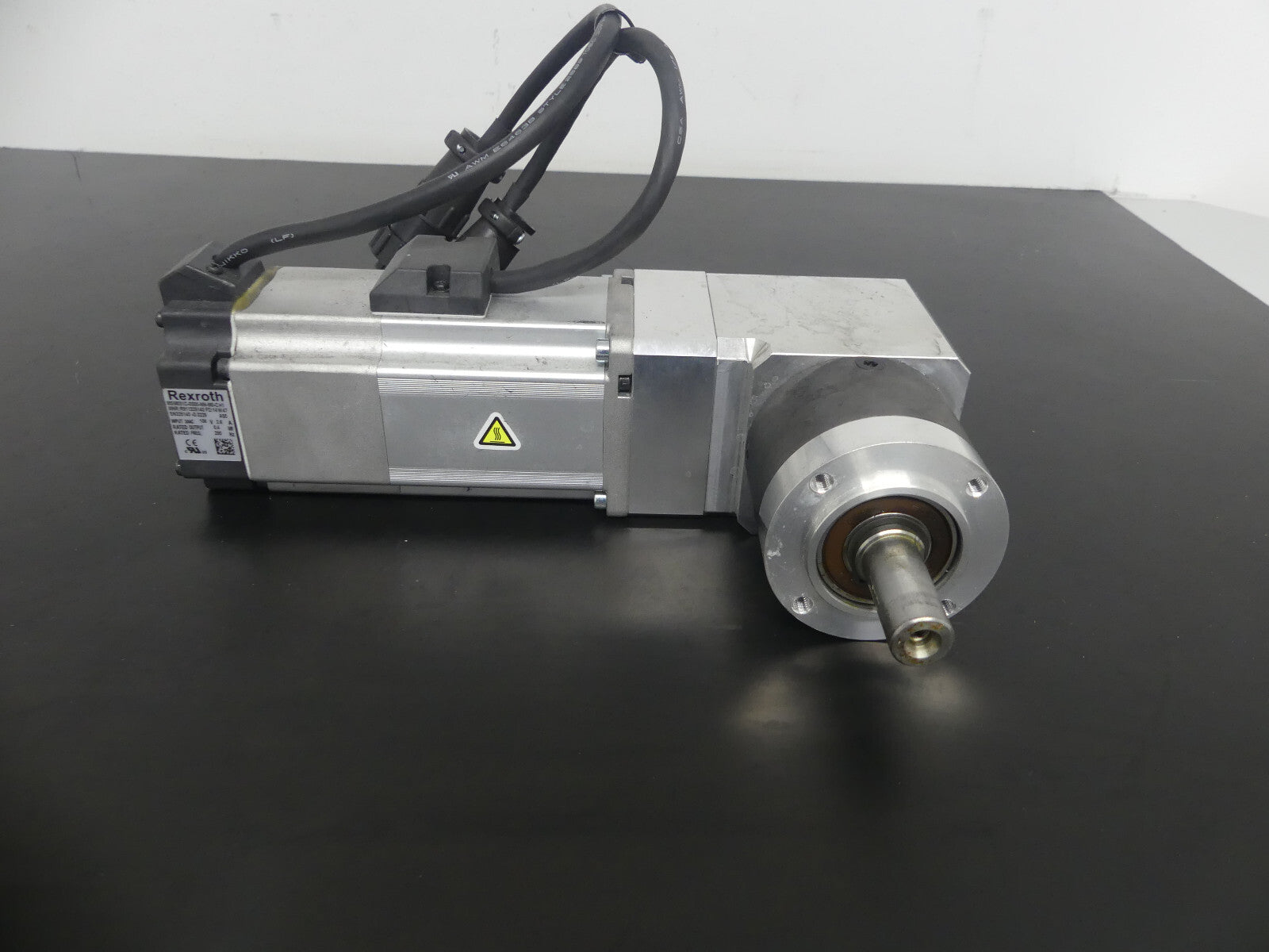 Rexroth MSM031C-0300-NN-M0-CH1 mit Neugart WPLE 60 Winkelgetriebe