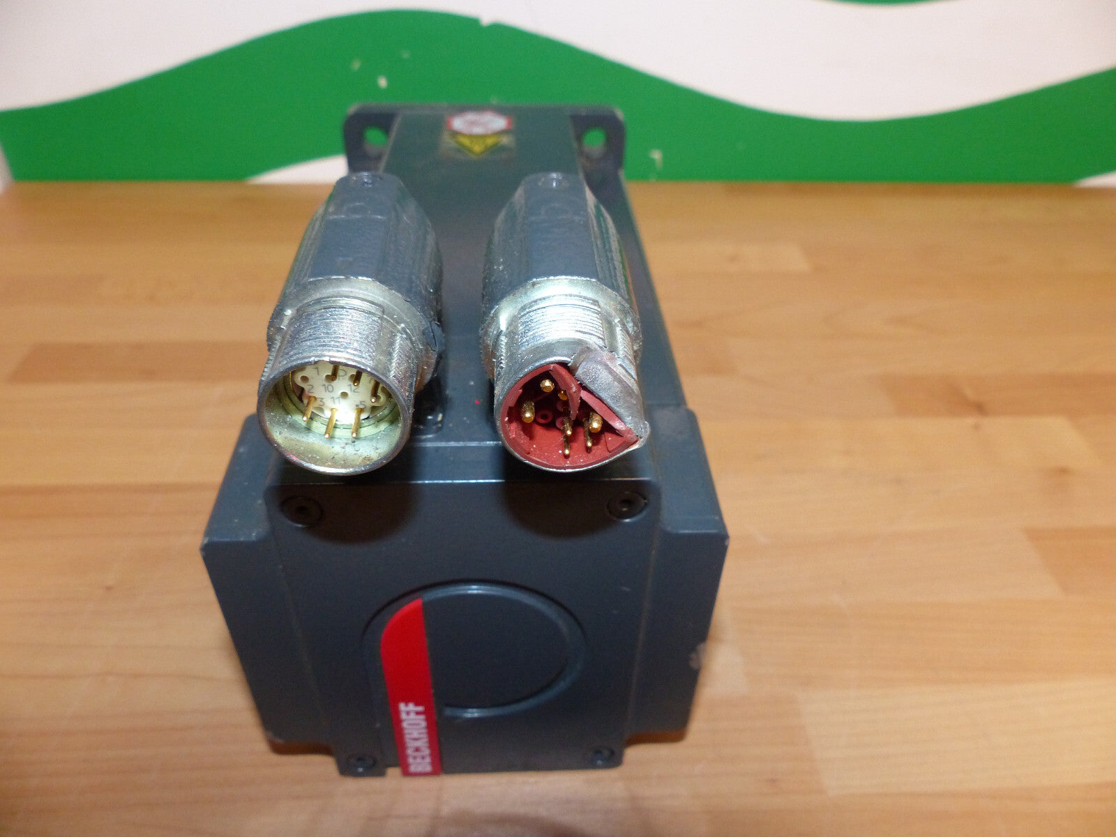 Beckhoff  Servomotor AM8053-0K00-0000 anschluss beschädigt s.Bilder