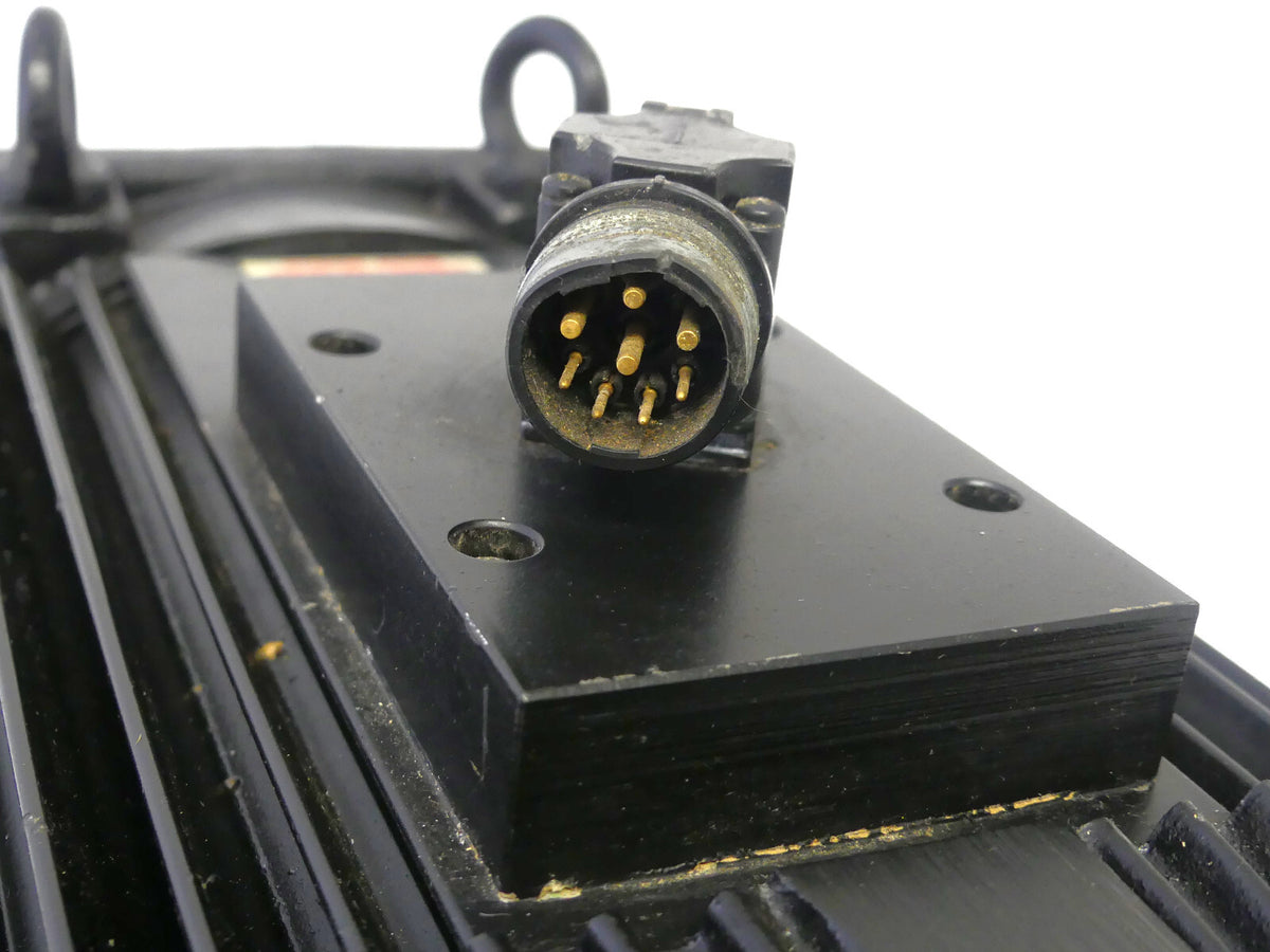 AMK DV10-22-4-IB0 Servomotor (stecker leicht beschädigt)