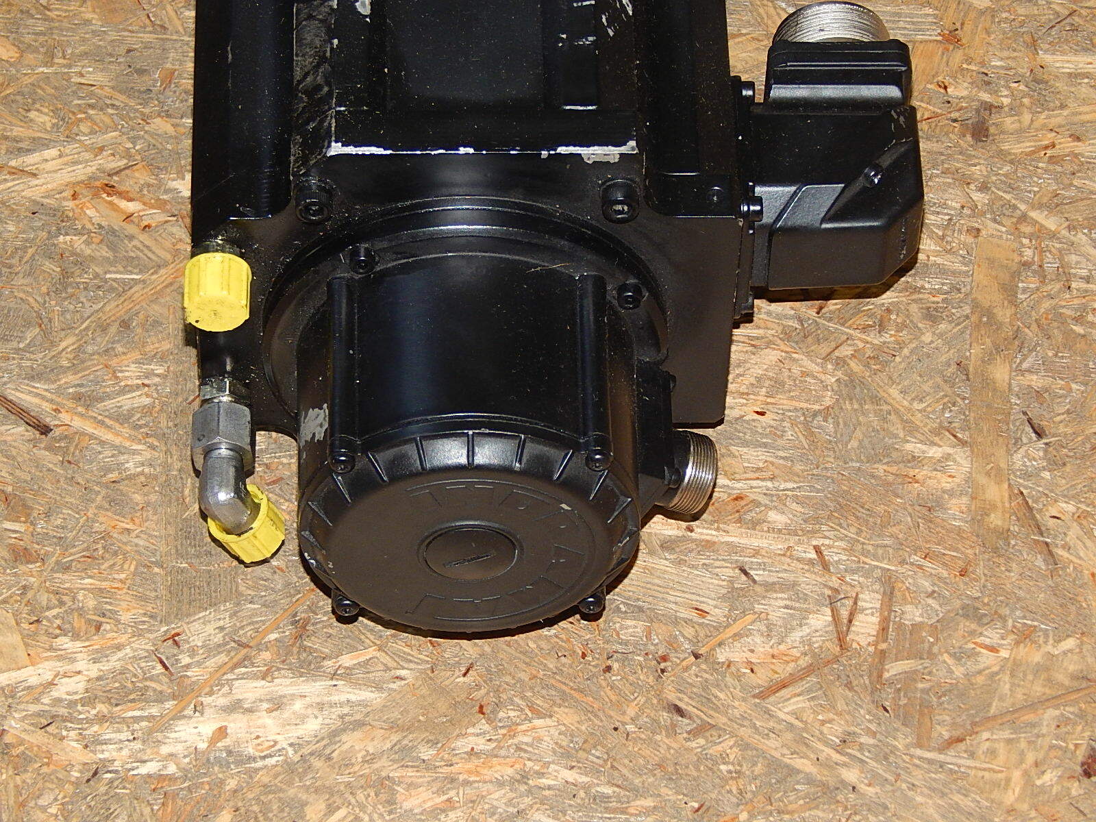  Indramat MDD093B-F-020-N2L-110GA1 Permanent Magnet Motor  used