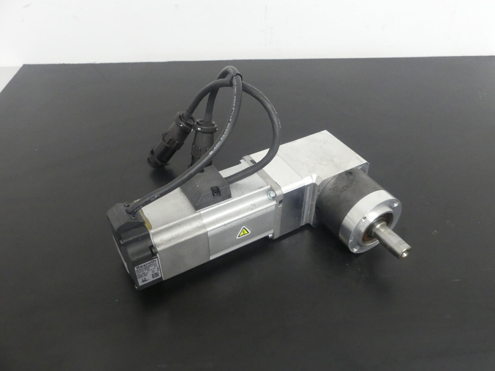 Rexroth MSM031C-0300-NN-M0-CH1 mit Neugart WPLE 60 Winkelgetriebe