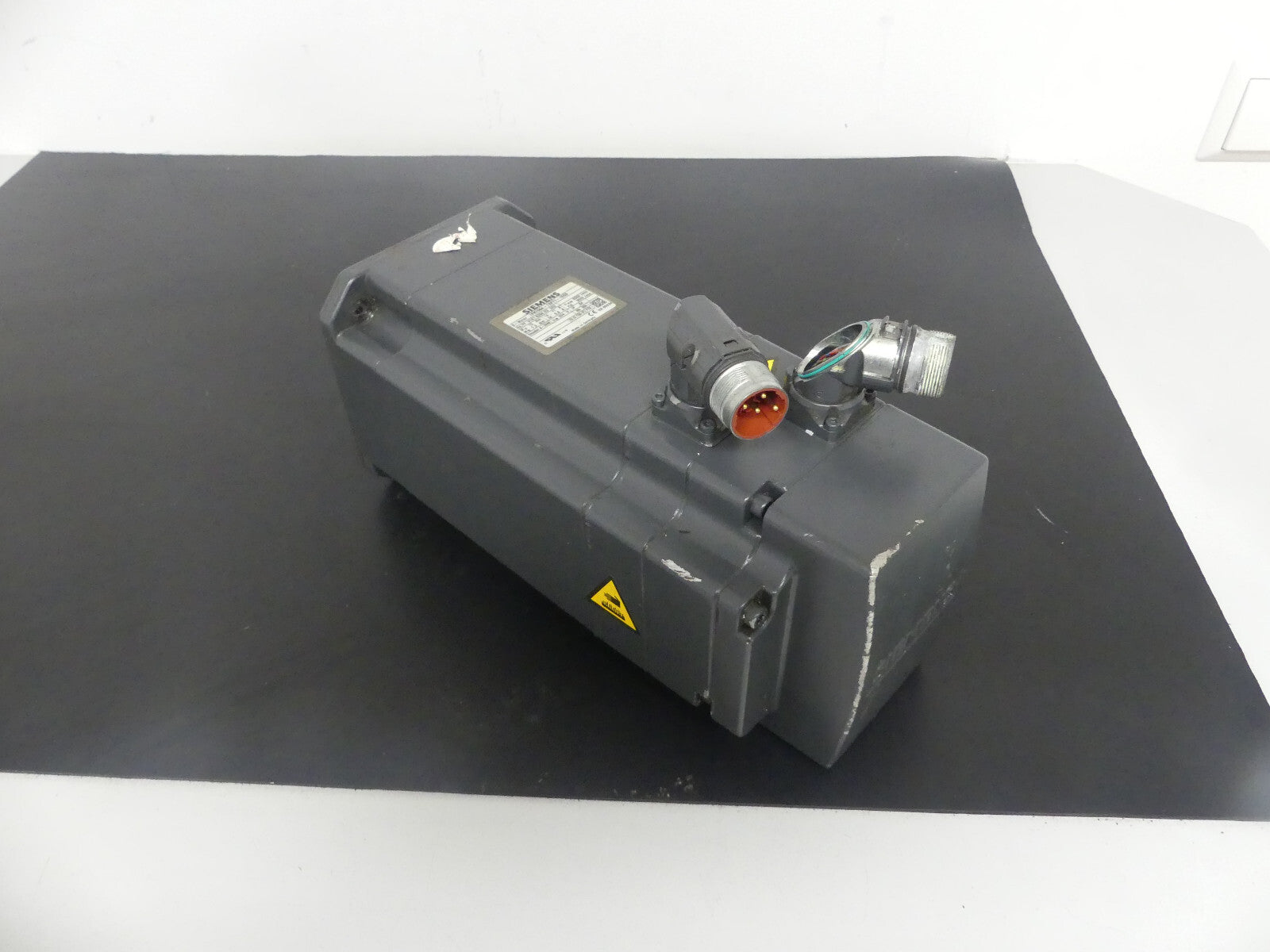 SIEMENS  S SYNCHRONSERVOMOTOR  1FK7064-7AF71-1EG3 leicht Beschadgit s.Bilder