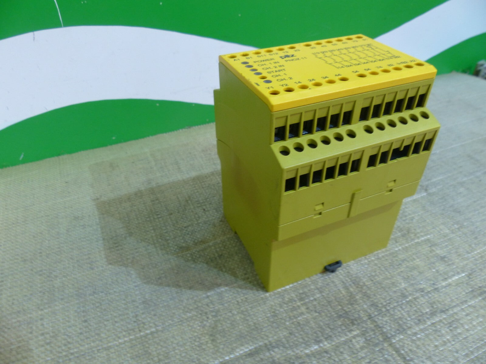 Pilz PNOZ11 230VAC/24VDC 7S10