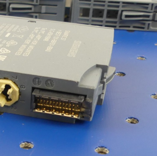 5x SIEMENS 6ES7 131-6BF01-0BA0 Anstecker Beschädigt s.Bilder