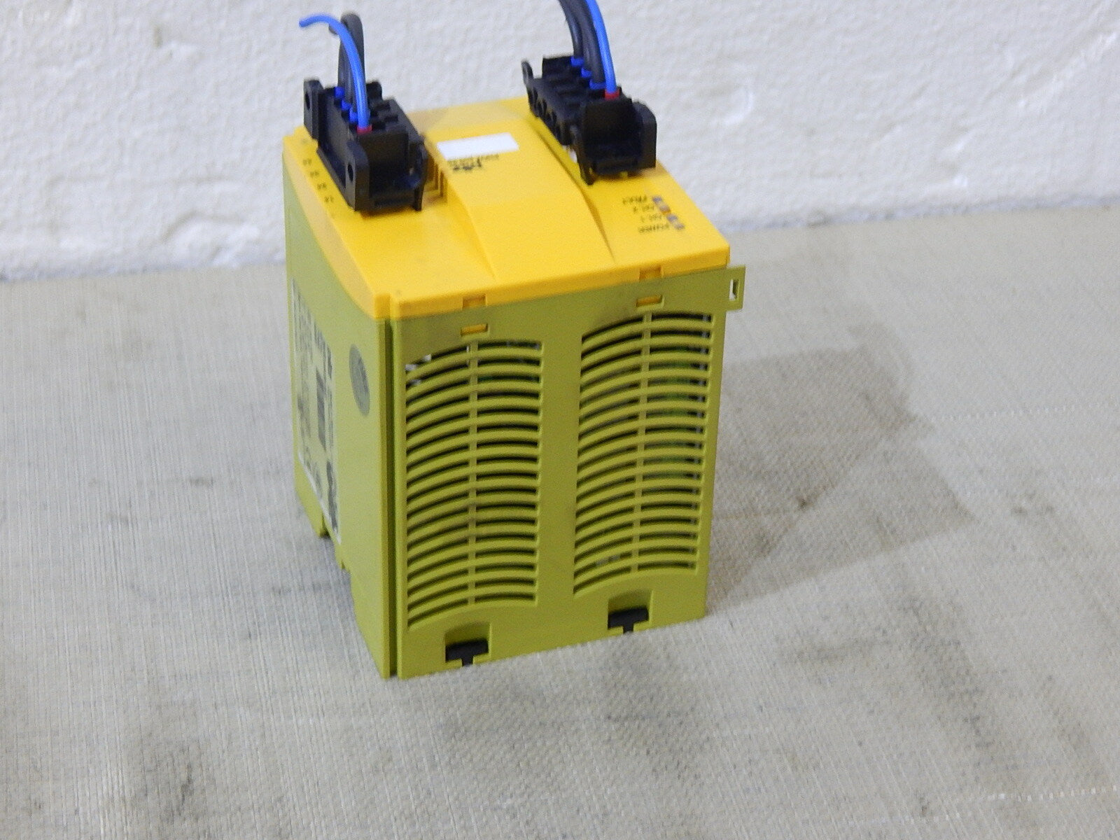Pilz  PNOZ  po33.2p 4n/2 773631 used