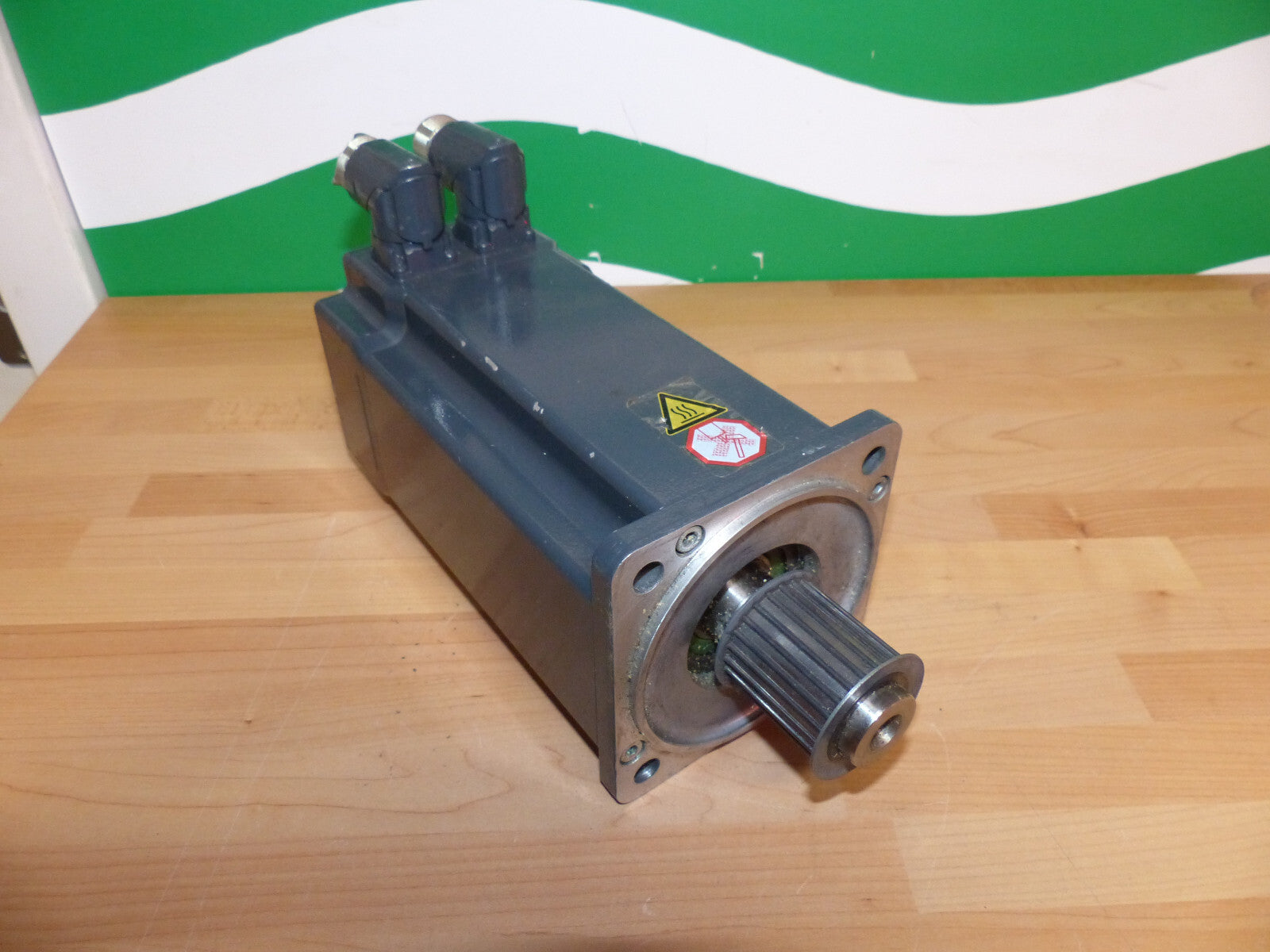 Beckhoff  Servomotor AM8053-0K00-0000 anschluss beschädigt s.Bilder