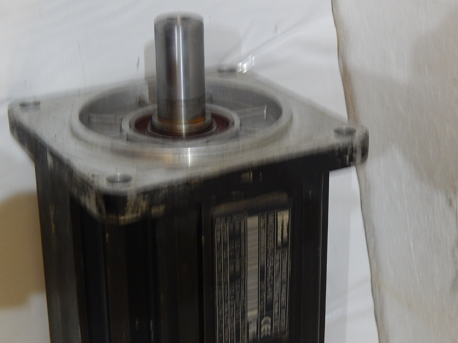 Rexroth Indramat Permanent Magnet Motor MKD090B-058-KG1-KN Used