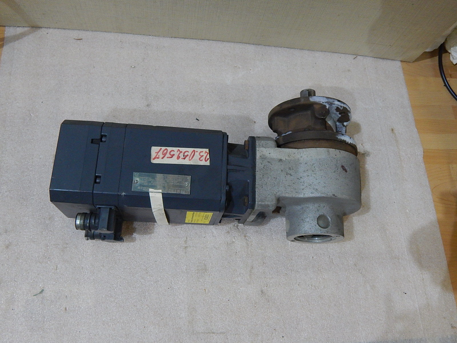 Siemens  Brushless-Servomotor 1FT6061-6AC79-3CE9-Z +Heynau getriebe SKP 6 i=20 