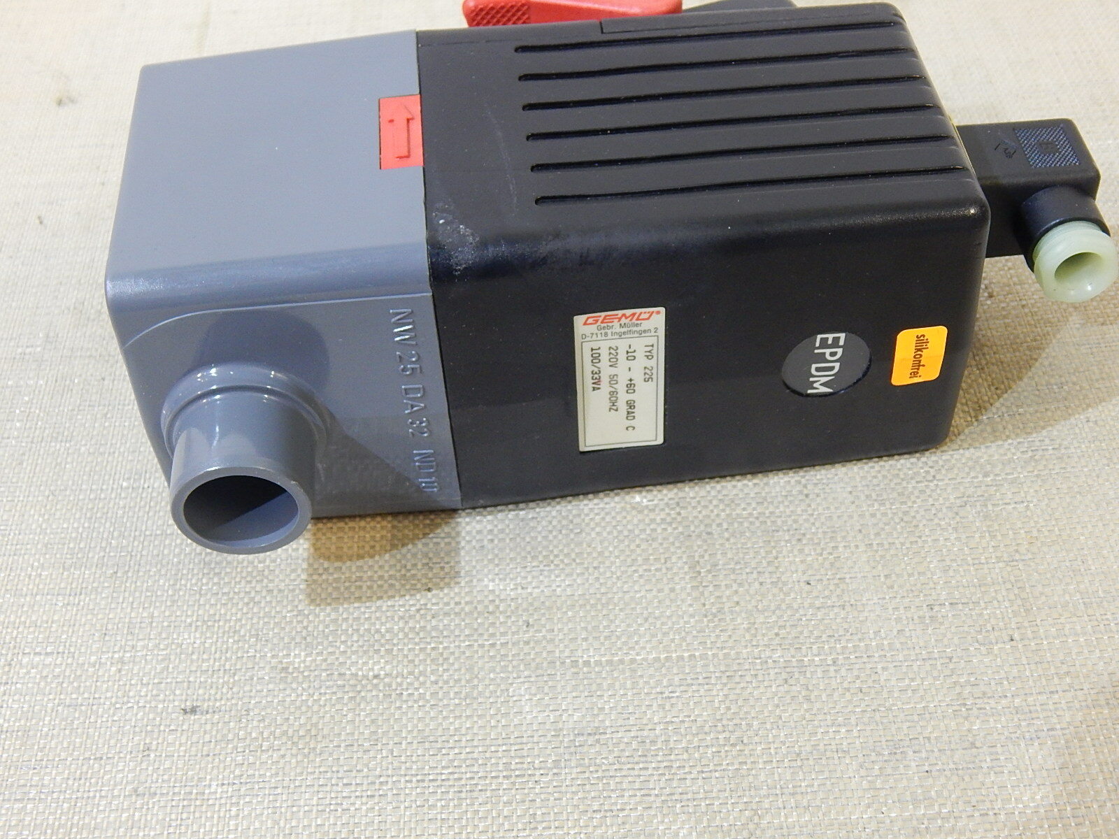 Gemü  EPDM 225   -10- +60 GRAD C Kunstoff Magnetventil  220V 50Hz/60Hz Neuwertig