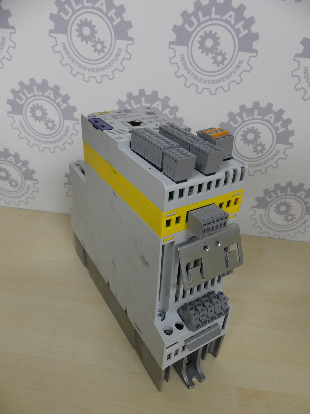 Lenze 8400 HighLine C E84AVHCE5512SB0 Umrichter