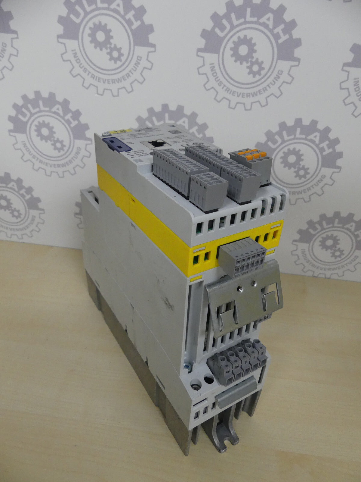 Lenze 8400 HighLine C E84AVHCE5512SB0 Umrichter