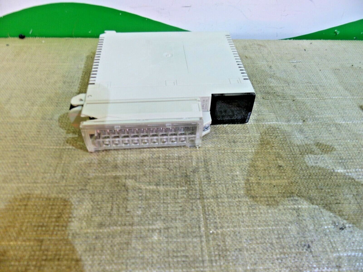 SCHNEIDER Electric TSXDEY16D2 + TSXBLY01(Die Ecke ist beschädigt) s.Bilder