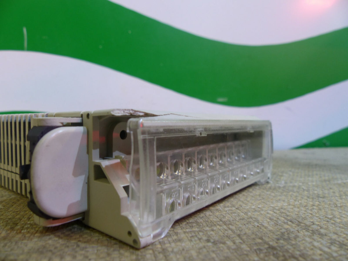 SCHNEIDER Electric TSXDEY16D2 + TSXBLY01(Die Ecke ist beschädigt) s.Bilder
