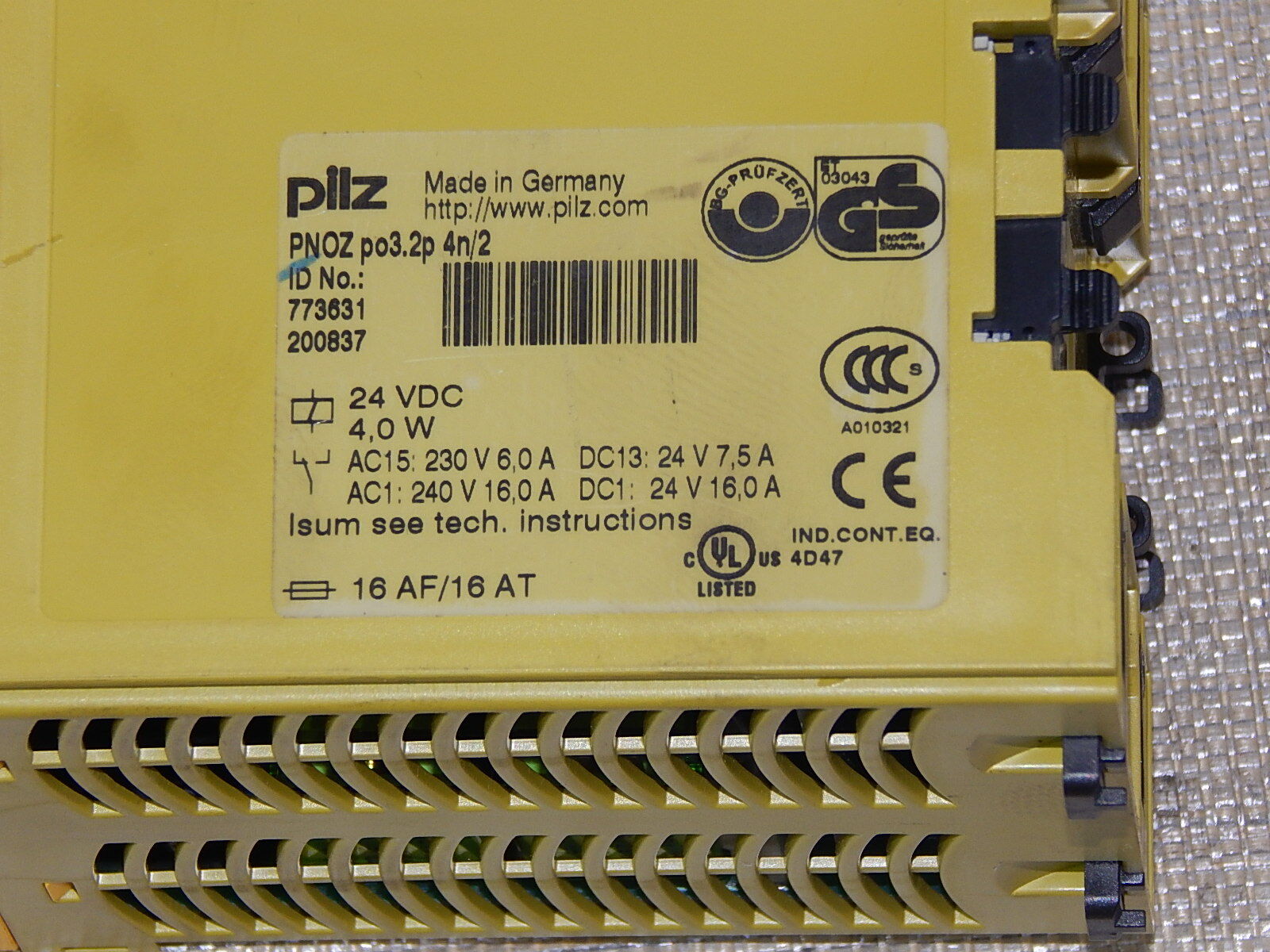 Pilz  PNOZ  po33.2p 4n/2 773631 used