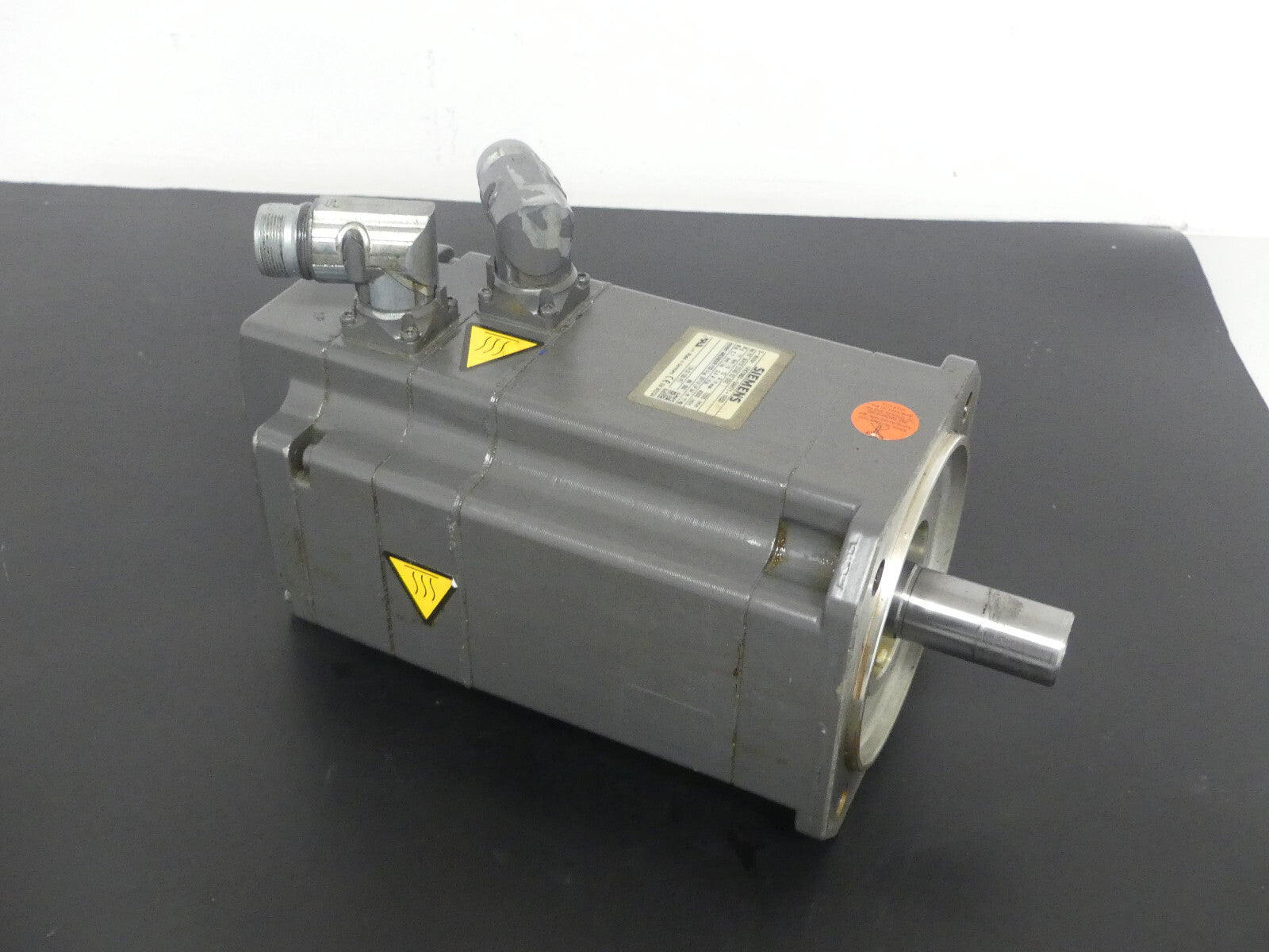 SIEMENS SERVOMOTOR 1FK7063-5AH71-1EG3   1FK70635AH711EG3