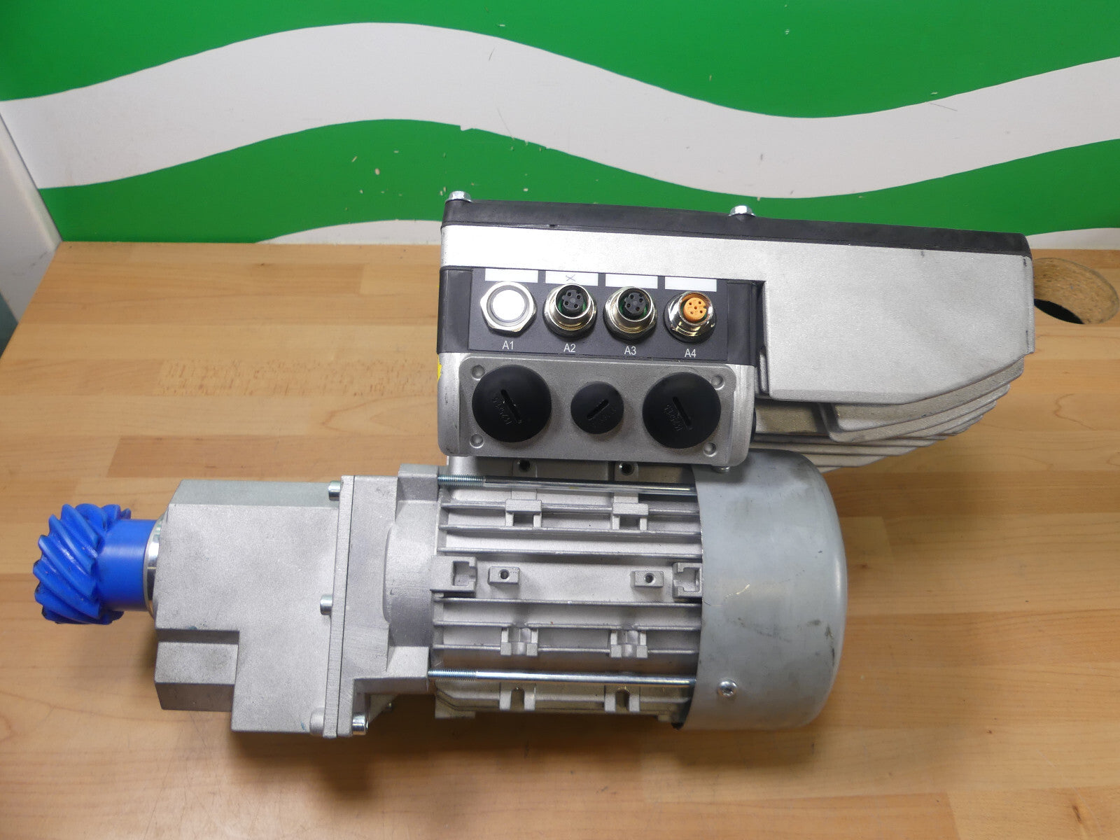 Lenze G50AH045MVCR2C00 Getriebemotor mit E84DGDVB37142PS