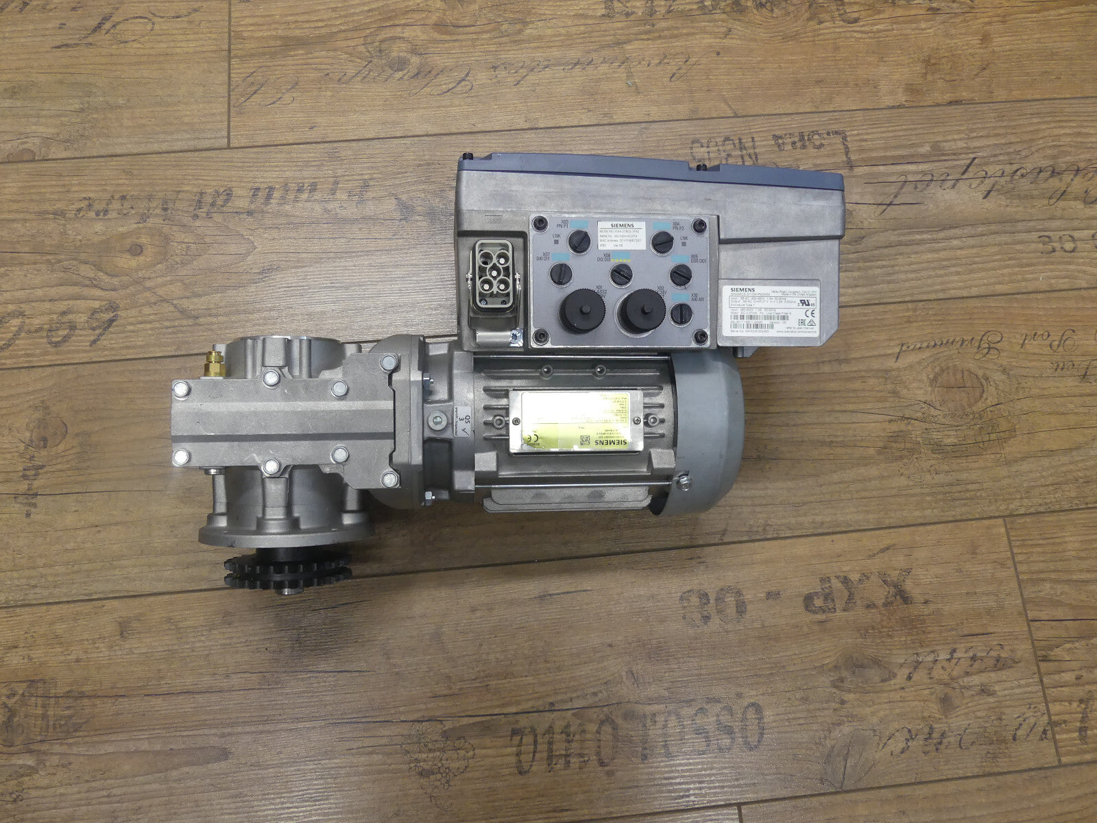 siemens 6sl3544-0tb02-1fa0+6SL3517-1BE11-3AM0 Neuewertig  getribemoter s.Bilder