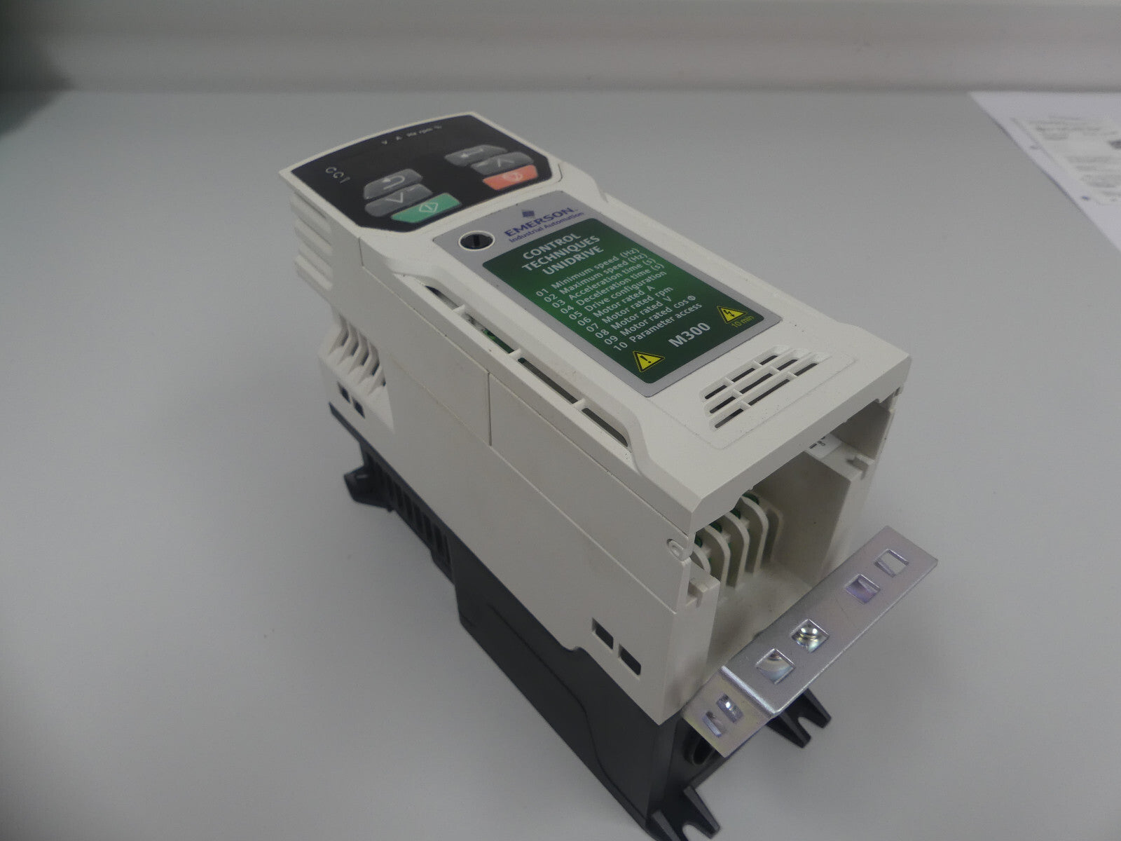Emerson Unidrive 1,5 KW  M300-024 00042 A101 00 AB100
