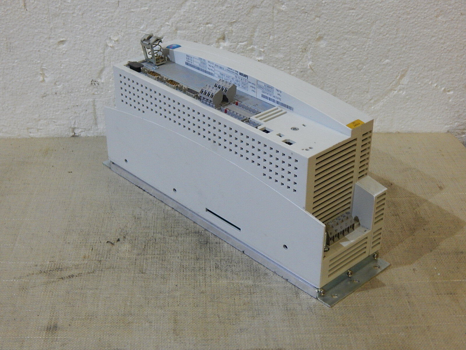 Lenze Frequenzumrichter Servoregler Positionierregler  EVS9323-CKV003 GEB