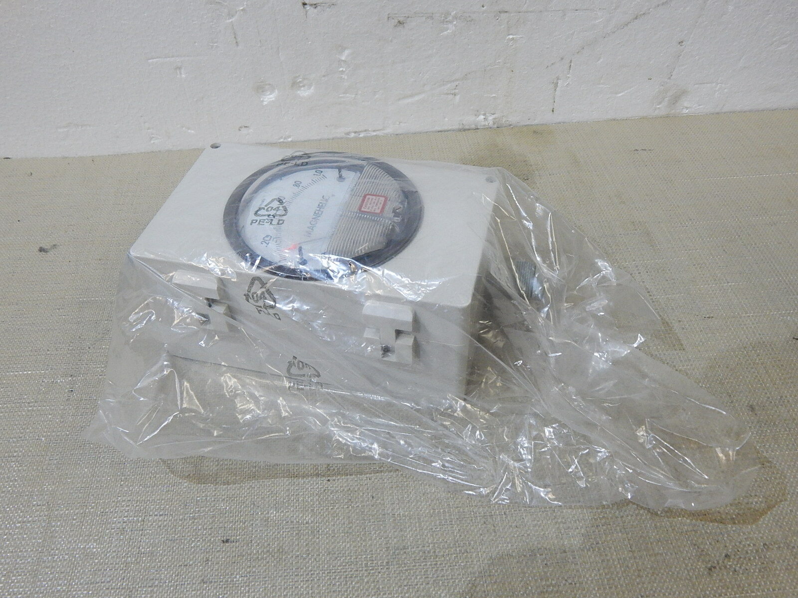 Briem Differenzdruckmessgerät  MD 201 - 10 MB Schaltbereich 0,1 - 1,0 kPa