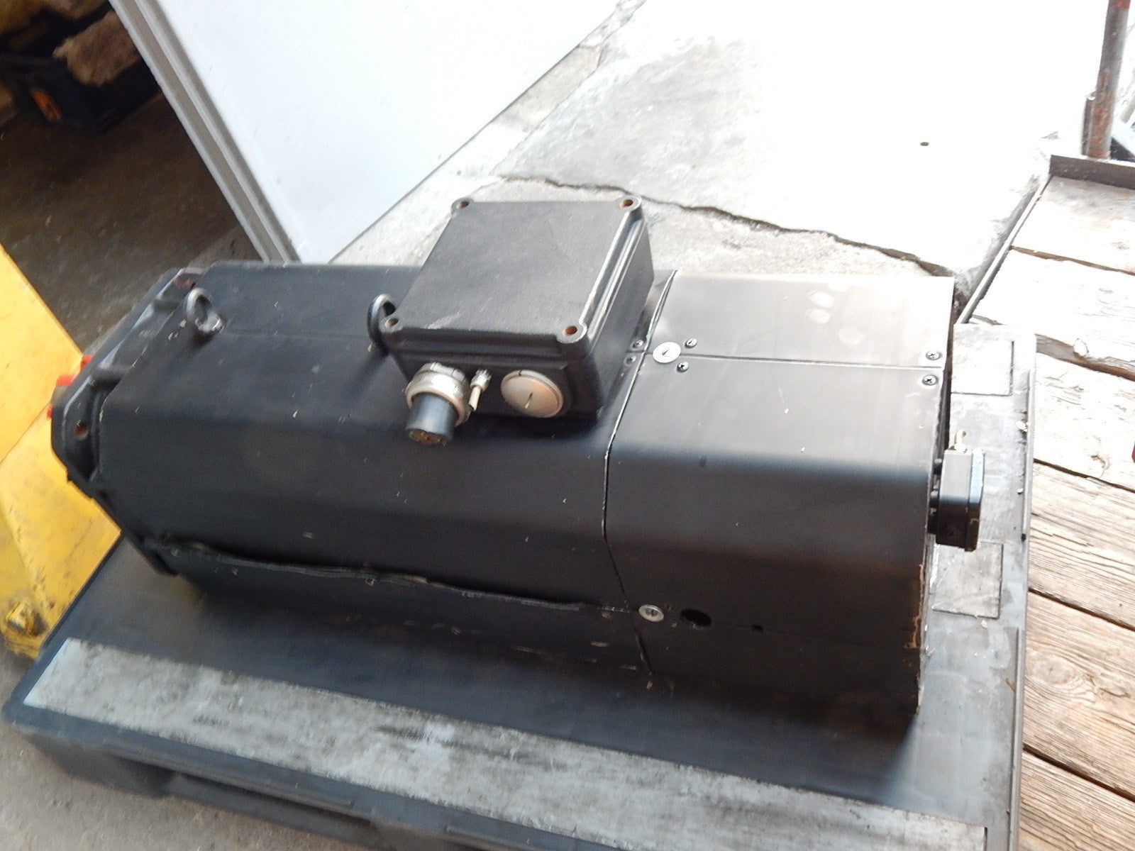INDRAMAT SERVOMOTOR  2AD180C-B050L2-BS01/S01 52KW  Used