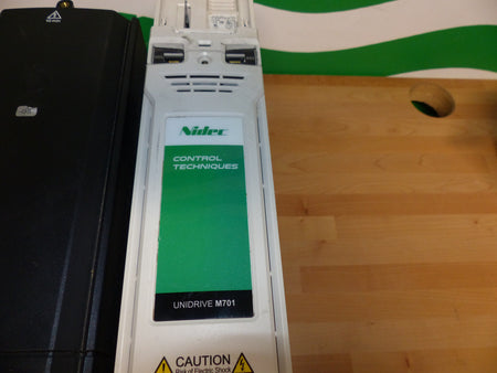 Nidec CONTROL TECHNIQUES UNIDRIVE M700-064 00350A 18.5kW  onhe deckel s.Bilder