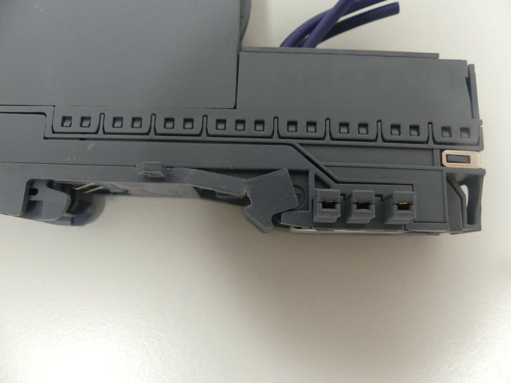 Siemens 6ES7131-6BF00-0BA0 leicht beschädigt