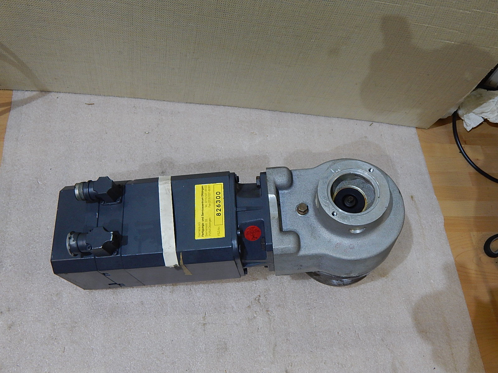 Siemens  Brushless-Servomotor 1FT6061-6AC79-3CE9-Z +Heynau getriebe SKP 6 i=20 