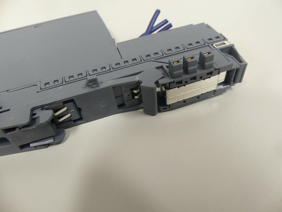 Siemens 6ES7131-6BF00-0BA0 leicht beschädigt