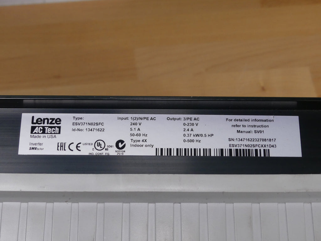 LENZE AC ANTRIEB 0,37KW 0,5 PS 240V ESV371N02SFC onhe deckel