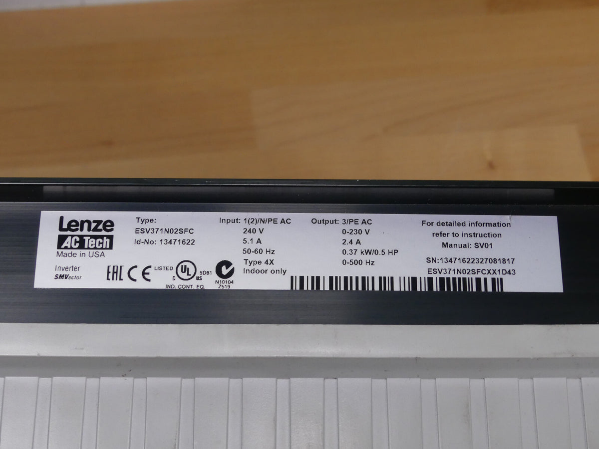 LENZE AC ANTRIEB 0,37KW 0,5 PS 240V ESV371N02SFC onhe deckel