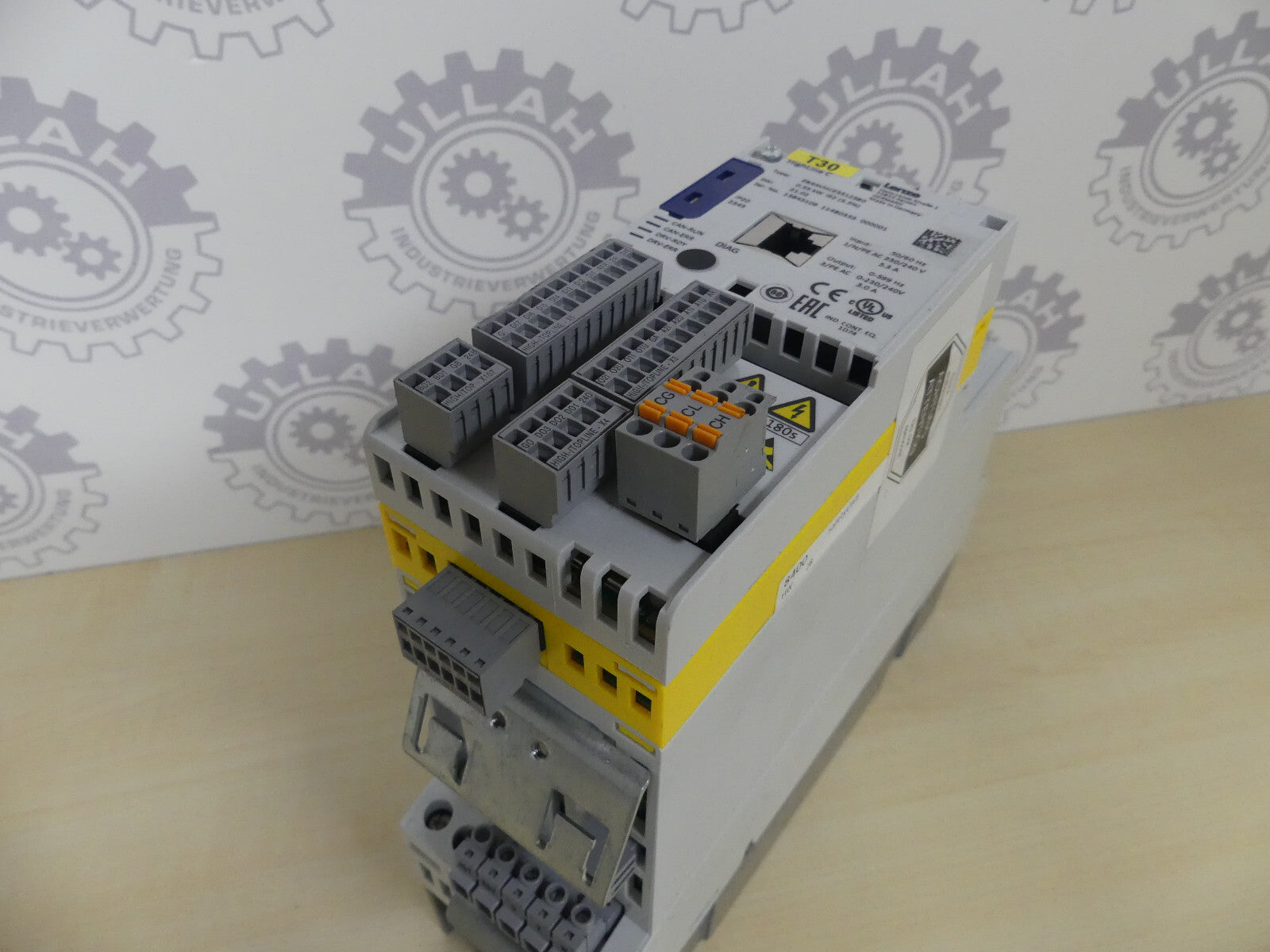 Lenze 8400 HighLine C E84AVHCE5512SB0 Umrichter