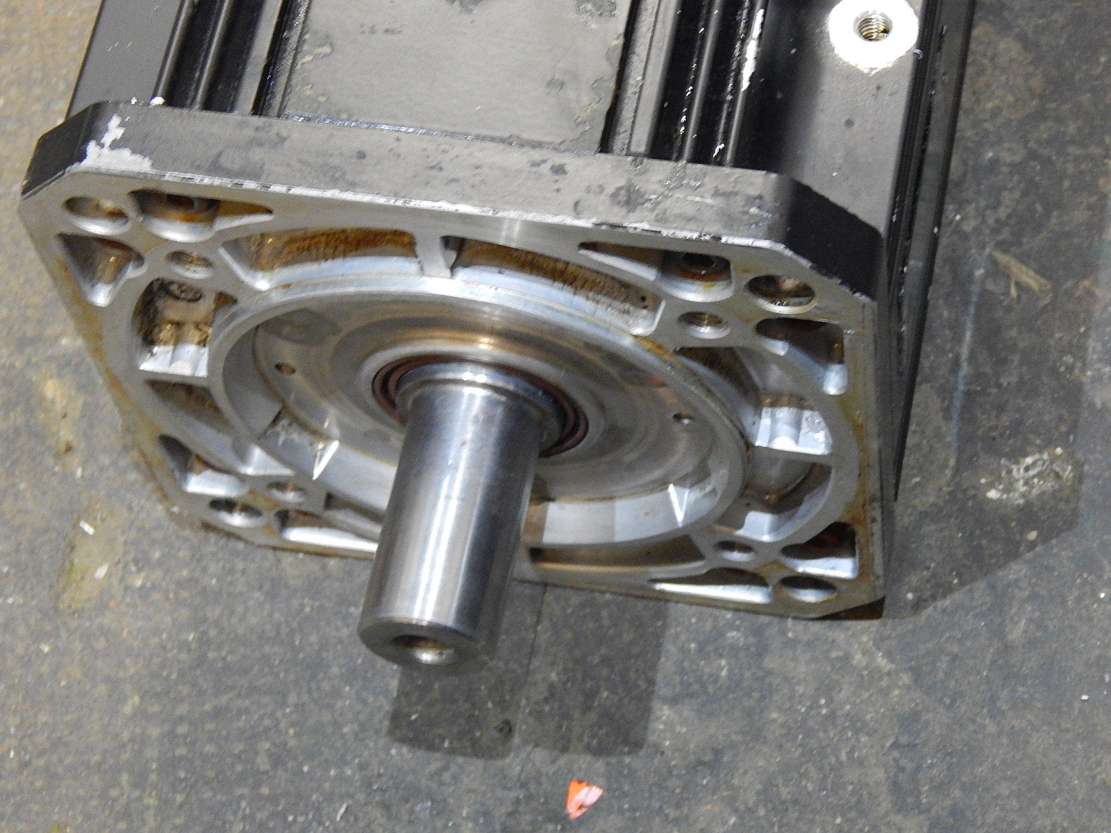 REXROTH INDRAMAT PERMANENT MAGNET MHD112D-027-PG0-BN SERVO MOTOR Used