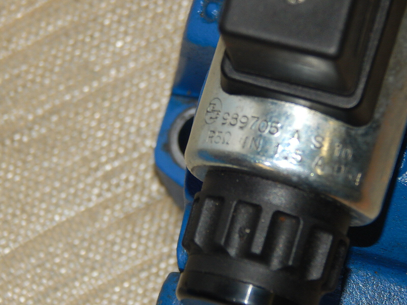 Rexroth R900949376FD  4WRZ 25 W6-325-70/6EG24N9ETK4/D3V  Regelventil used