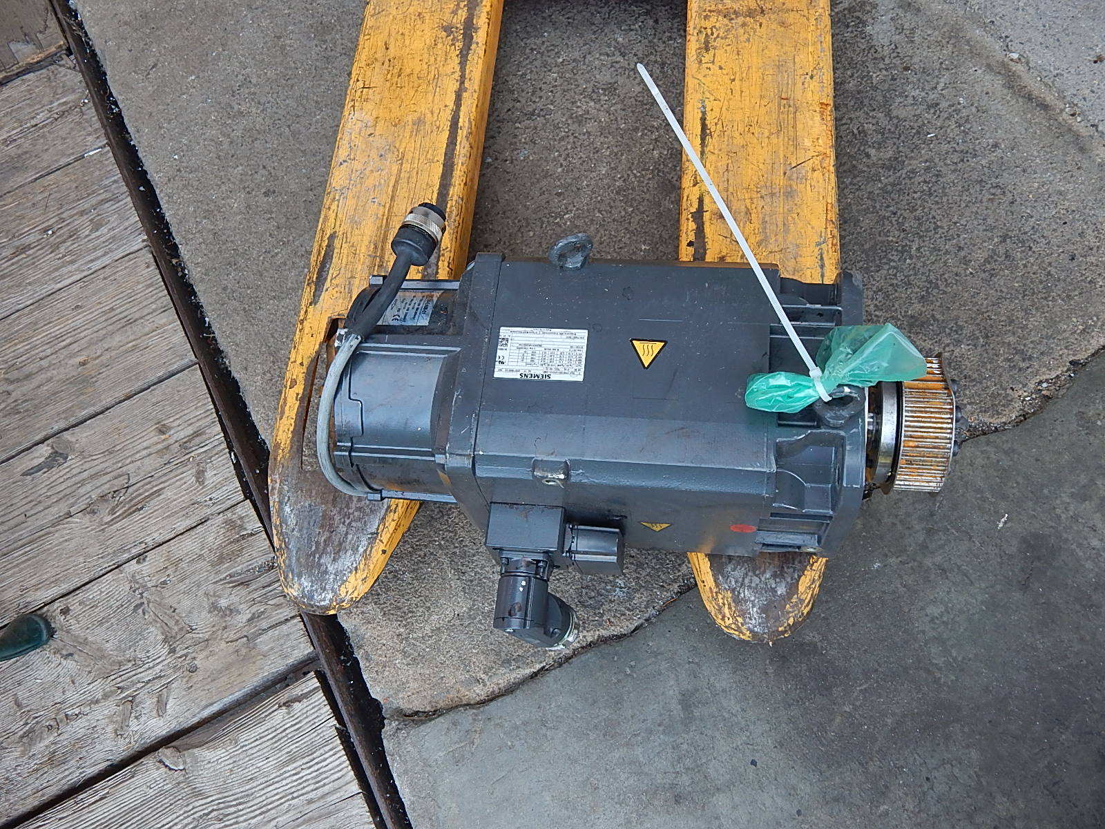 Siemens 3~Motor Servomotor 1PH8103-1FD12-0BF1 Used