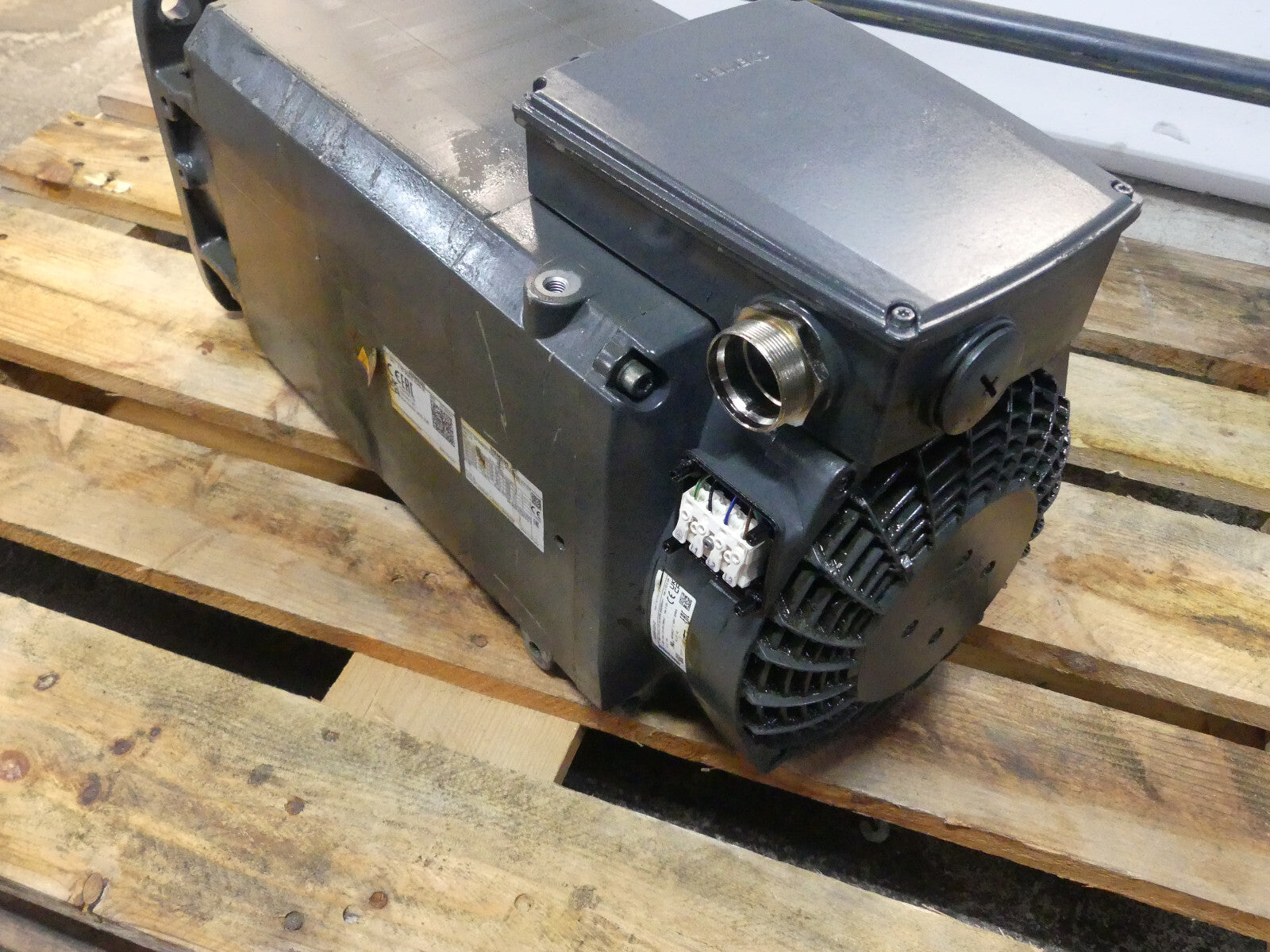 Siemens 1PH8137-1CG02-0LA2-Z (onhe deckel-beschädigt)