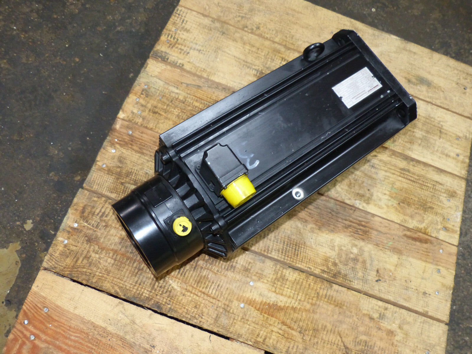INDRAMAT  MAC112C-0-HD-2-G/130-L-1/S005 used