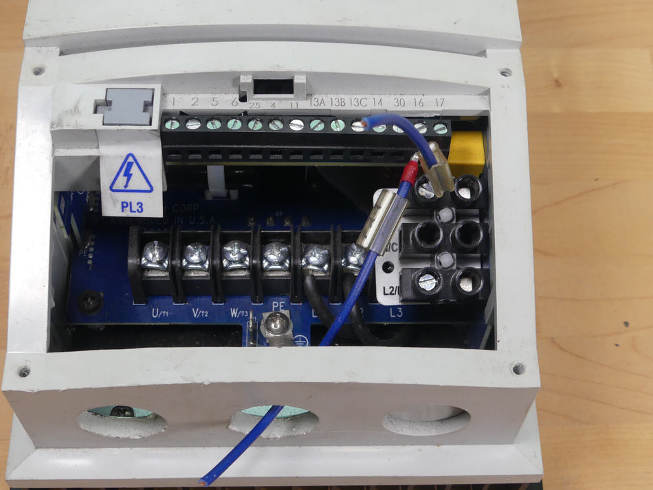 LENZE AC ANTRIEB 0,37KW 0,5 PS 240V ESV371N02SFC onhe deckel